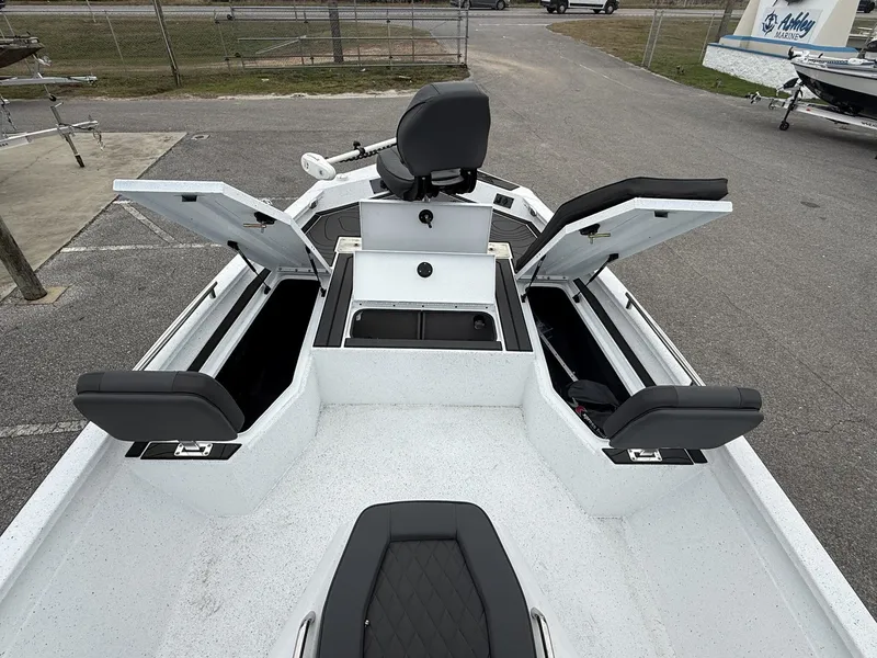 Slide: The Image of Xpress Xclusive R Series XR 21 BAY WITH FORWARD SEATING 2026 - 8