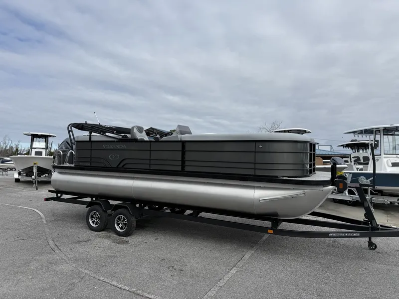 The Image of Veranda Vista View Series 22RC-TRITOON-150HP 2026 - 1