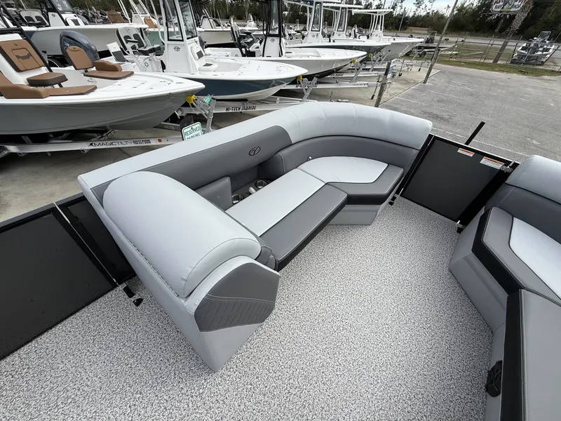 Slide: The Image of Veranda Vista View Series 22RC-TRITOON-150HP 2026 - 11