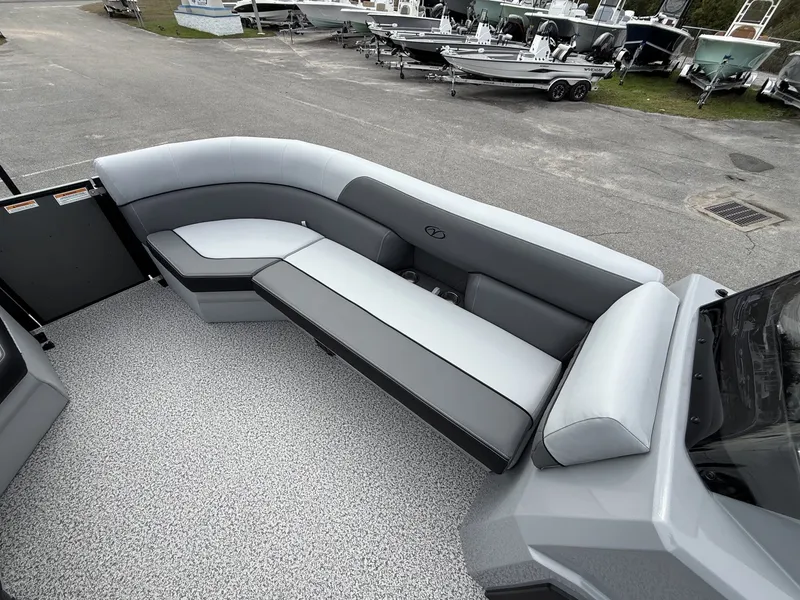 Slide: The Image of Veranda Vista View Series 22RC TRITOON 2026 - 10