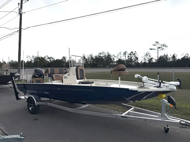 The Image of Xpress Hyper-Lift Bay Series H20 BAY W/ HYD STEERING 2026 - 1