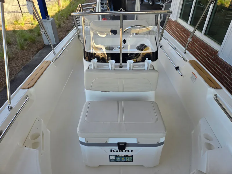 Slide: The Image of Boston Whaler 170 Montauk 2026 - 14
