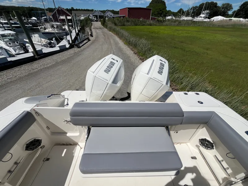 Slide: The Image of Boston Whaler 250 Outrage 2026 - 3