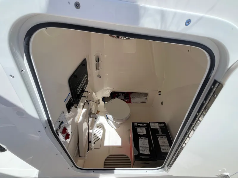 Slide: The Image of Boston Whaler 250 Outrage 2026 - 12