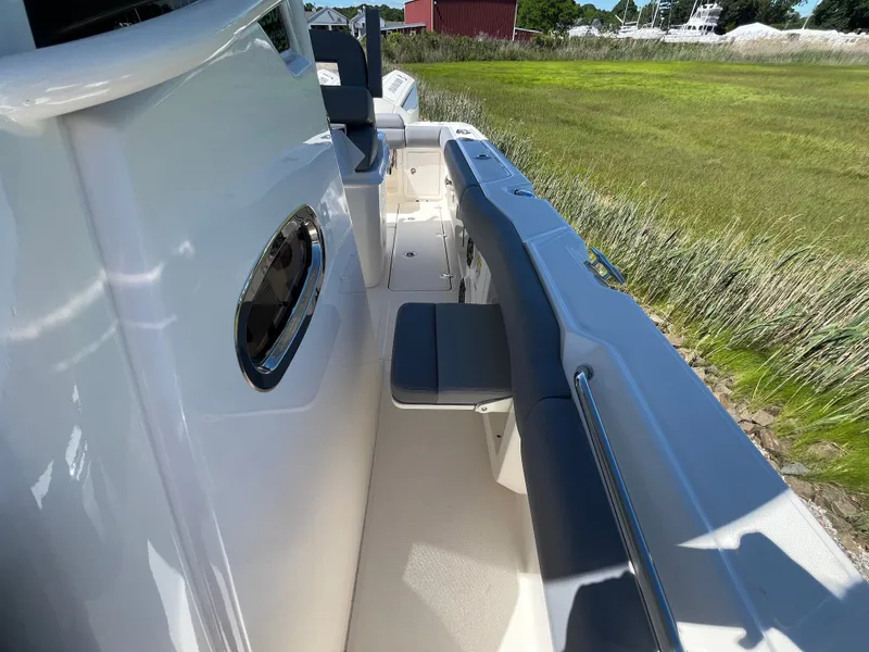 Slide: The Image of Boston Whaler 250 Outrage 2026 - 13
