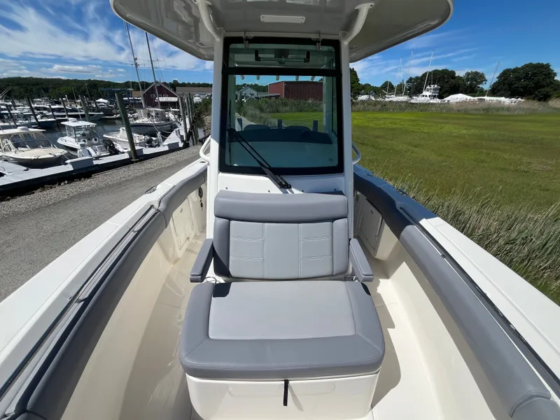 Slide: The Image of Boston Whaler 250 Outrage 2026 - 20