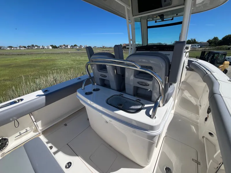 Slide: The Image of Boston Whaler 250 Outrage 2026 - 4