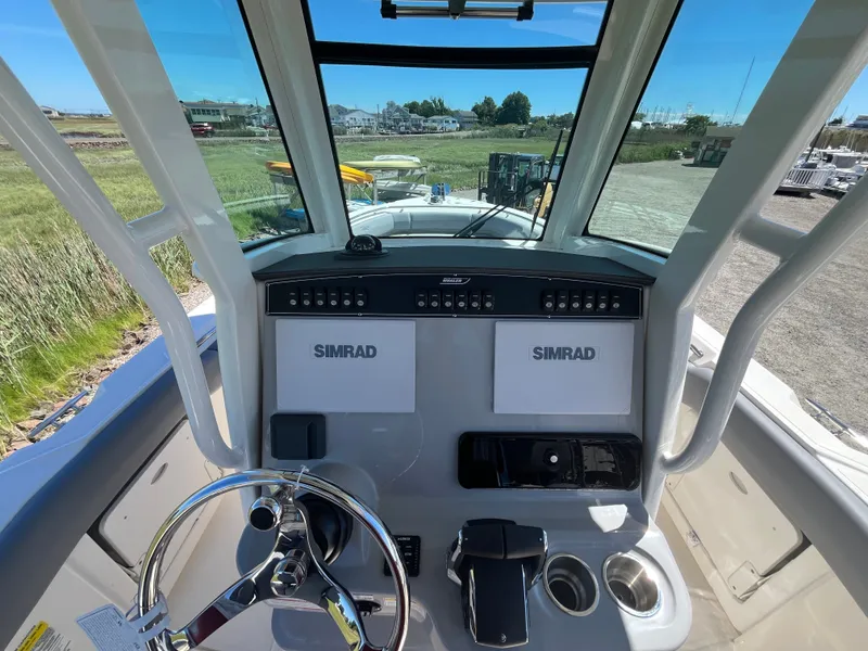 Slide: The Image of Boston Whaler 250 Outrage 2026 - 10