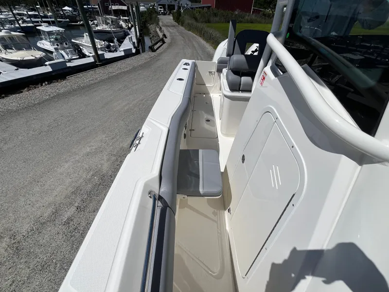Slide: The Image of Boston Whaler 250 Outrage 2026 - 11