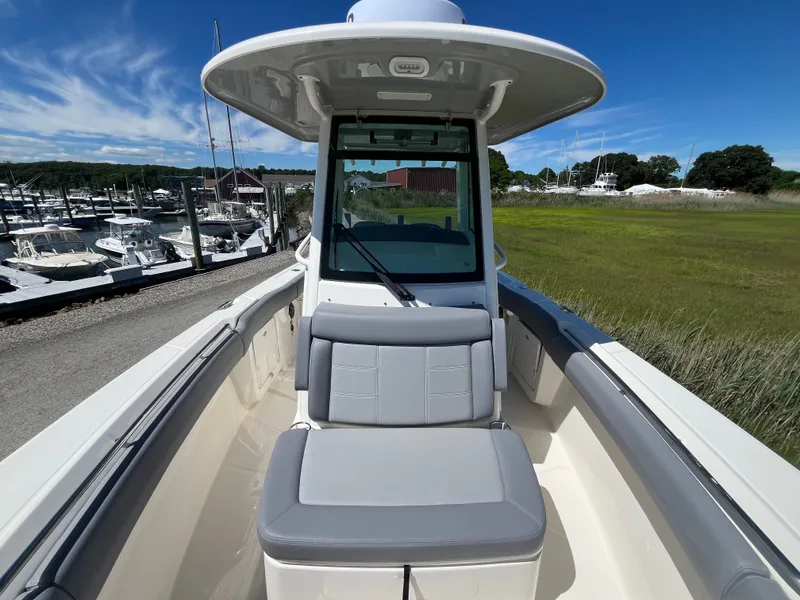 Slide: The Image of Boston Whaler 250 Outrage 2026 - 18
