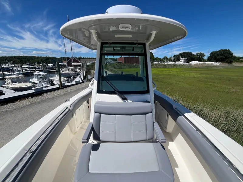 Slide: The Image of Boston Whaler 250 Outrage 2026 - 21