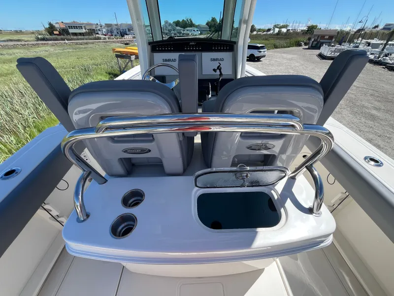 Slide: The Image of Boston Whaler 250 Outrage 2026 - 6