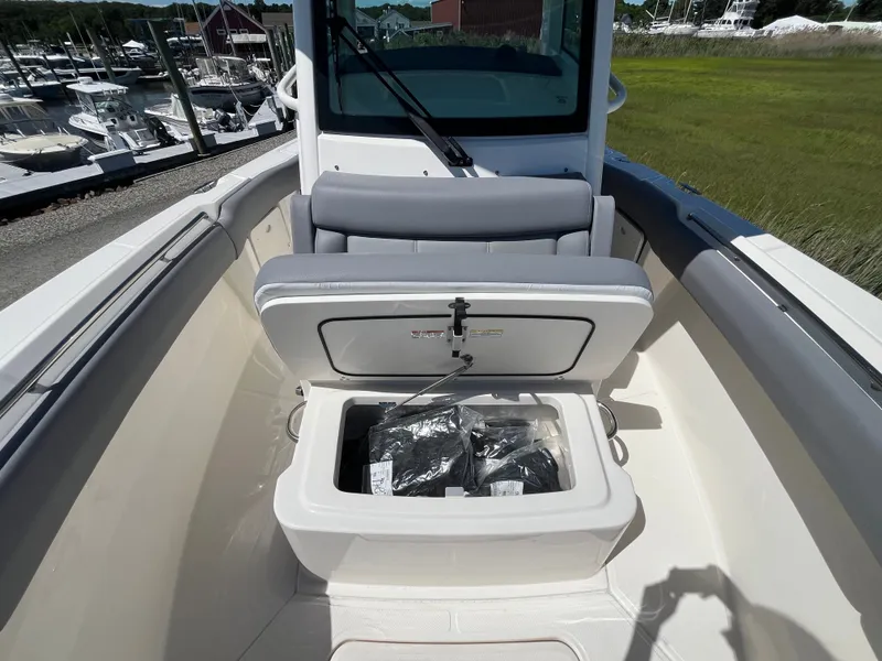 Slide: The Image of Boston Whaler 250 Outrage 2026 - 22