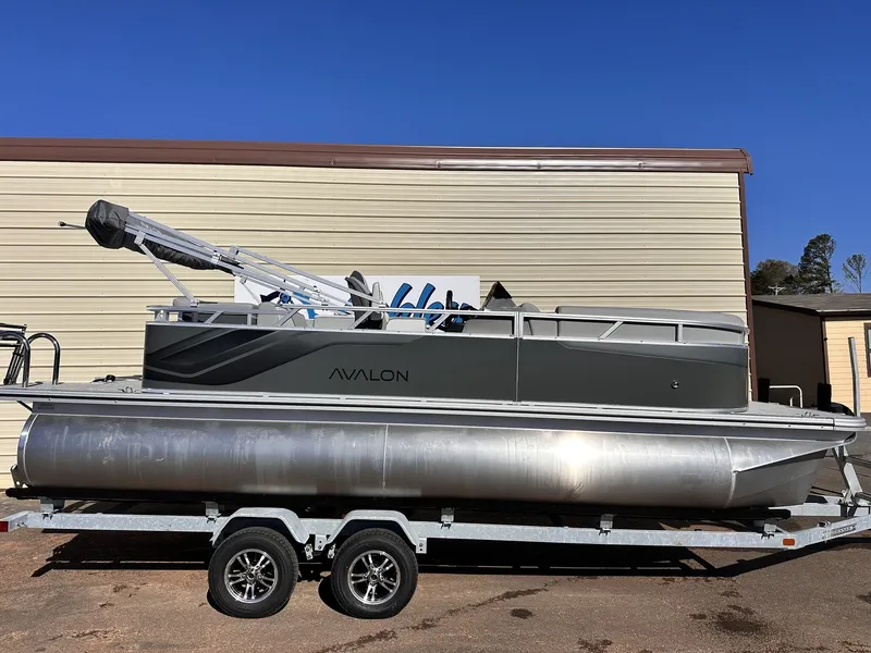 Slide: The Image of Avalon Venture 21 CRUISE-115HP 2026 - 2