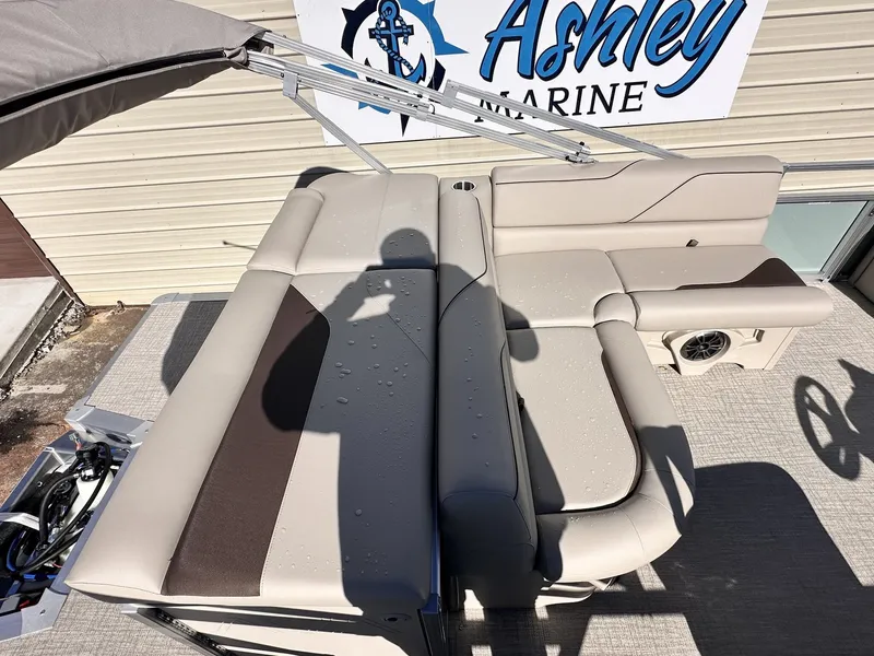 Slide: The Image of Avalon Venture 21 CRUISE-115HP 2026 - 8