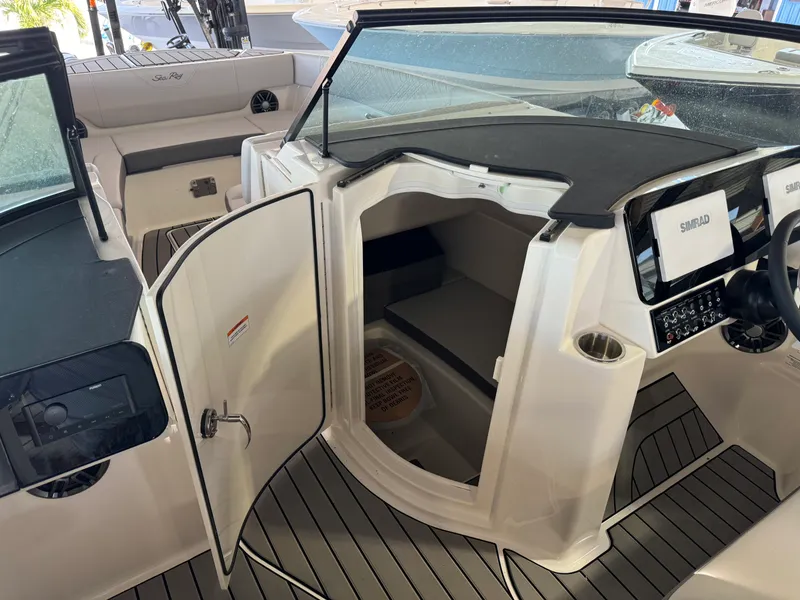 Slide: The Image of Sea Ray SDX 270 Outboard 2026 - 11