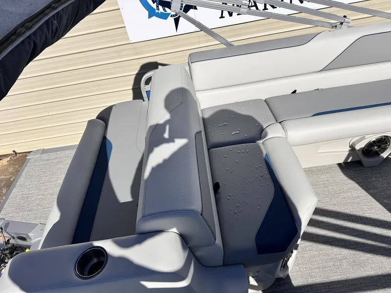 Slide: The Image of Avalon Venture 23 CRUISE REAR BENCH-140HP 2026 - 7