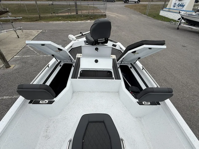 Slide: The Image of Xpress Xclusive R Series XR 21 BAY WITH FORWARD SEATING 2026 - 8