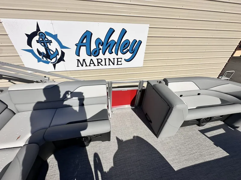 Slide: The Image of Avalon Venture 21 CRUISE-115HP 2026 - 8