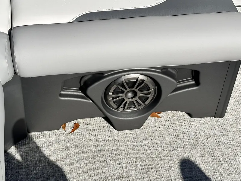 Slide: The Image of Avalon Venture 21 CRUISE-115HP 2026 - 8