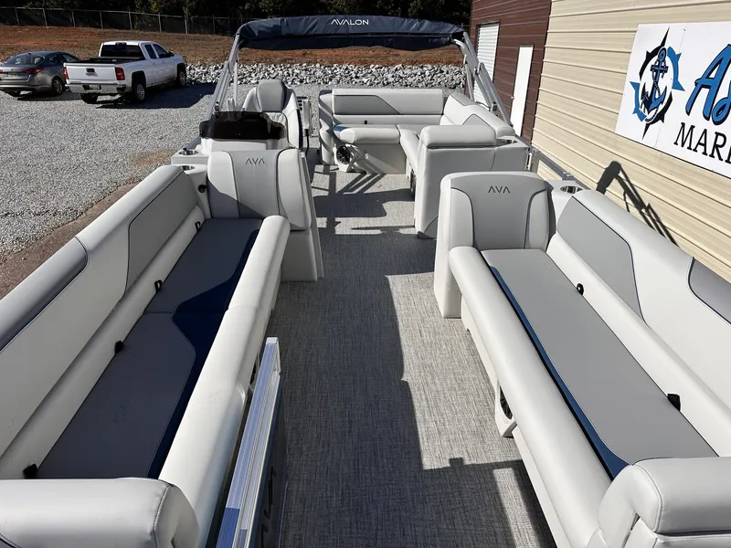 Slide: The Image of Avalon Venture 23 CRUISE REAR BENCH 2026 - 4