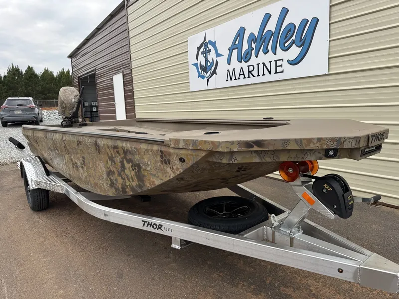 Slide: The Image of Thor Fish Hammer WITH LIVEWELL-YAMAHA 60 2026 - 2