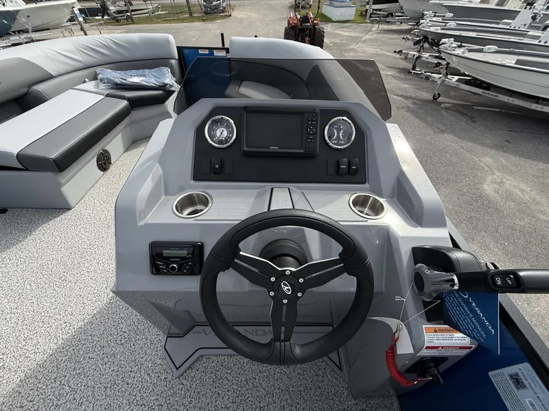 Slide: The Image of Veranda Vista View Series 20RC TRITOON 2026 - 4