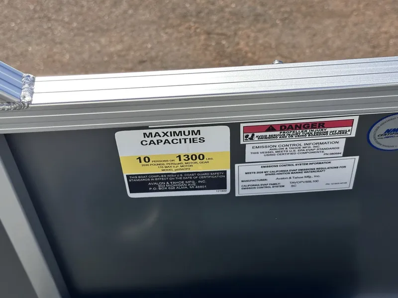 Slide: The Image of Avalon Venture 21 CRUISE-115HP 2026 - 7