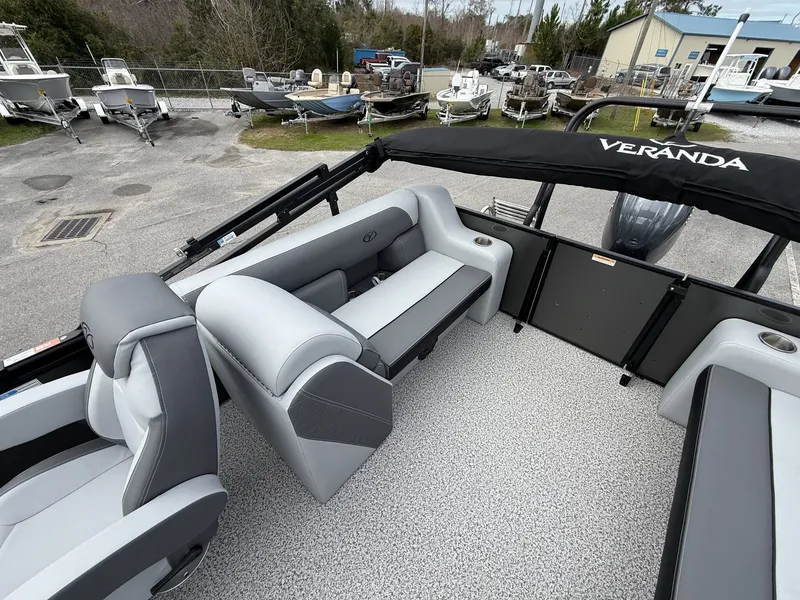 Slide: The Image of Veranda Vista View Series 22RC-TRITOON-150HP 2026 - 6