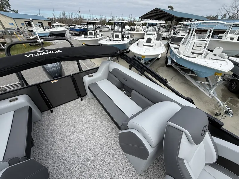 Slide: The Image of Veranda Vista View Series 22RC TRITOON 2026 - 12