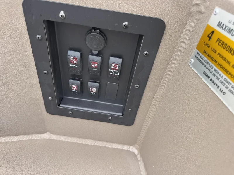 Slide: The Image of Thor Fish Hammer WITH LIVEWELL-YAMAHA 60 2026 - 8