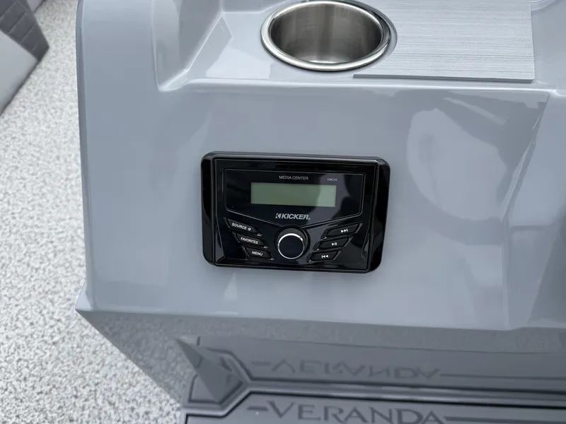 Slide: The Image of Veranda Vista View Series 22RC-TRITOON-150HP 2026 - 9