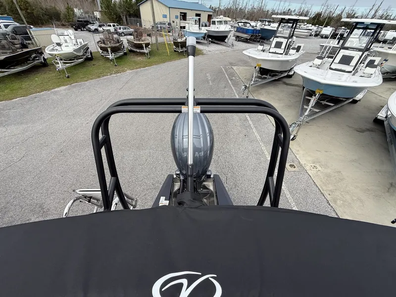 Slide: The Image of Veranda Vista View Series 22RC TRITOON 2026 - 5