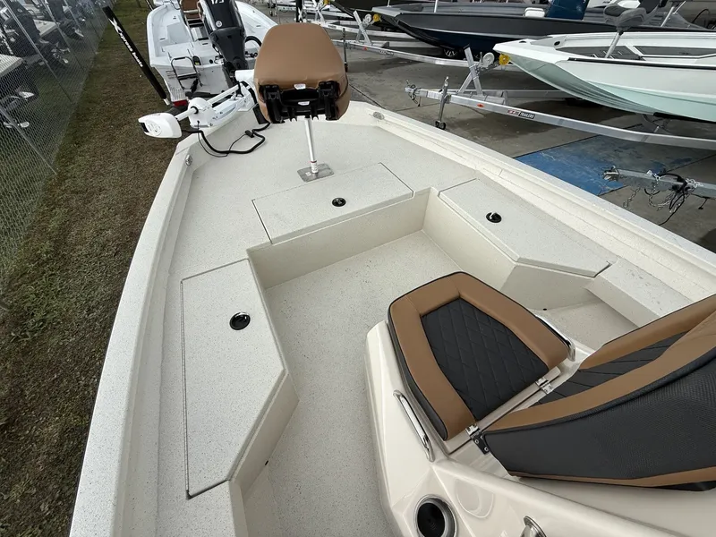 Slide: The Image of Xpress Hyper-Lift Bay Series H20 BAY W/ HYD STEERING 2026 - 11