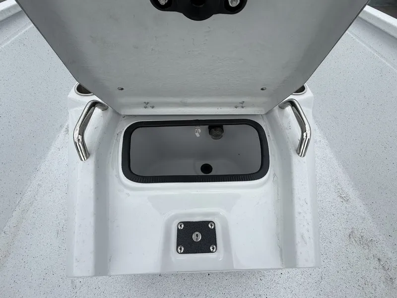 Slide: The Image of Xpress Xclusive R Series XR 21 BAY WITH FORWARD SEATING 2026 - 6