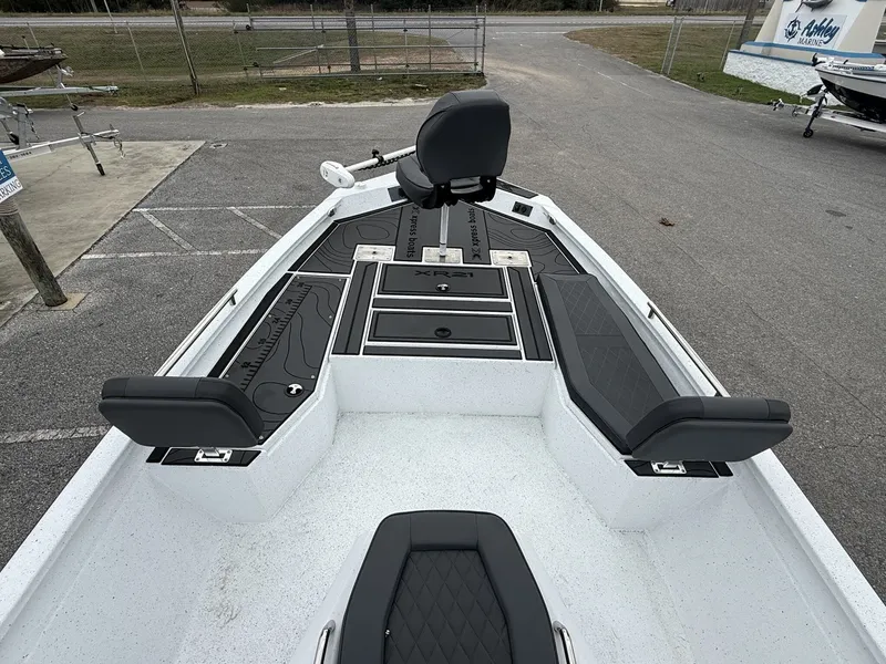 Slide: The Image of Xpress Xclusive R Series XR 21 BAY WITH FORWARD SEATING 2026 - 9