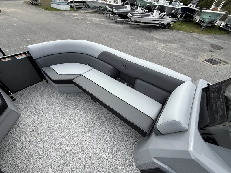 Slide: The Image of Veranda Vista View Series 22RC-TRITOON-150HP 2026 - 10