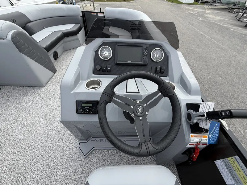 Slide: The Image of Veranda Vista View Series 22RC TRITOON 2026 - 4