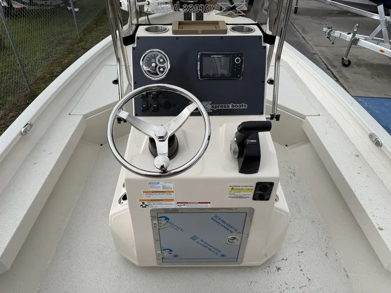 Slide: The Image of Xpress Hyper-Lift Bay Series H20 BAY W/ HYD STEERING 2026 - 14