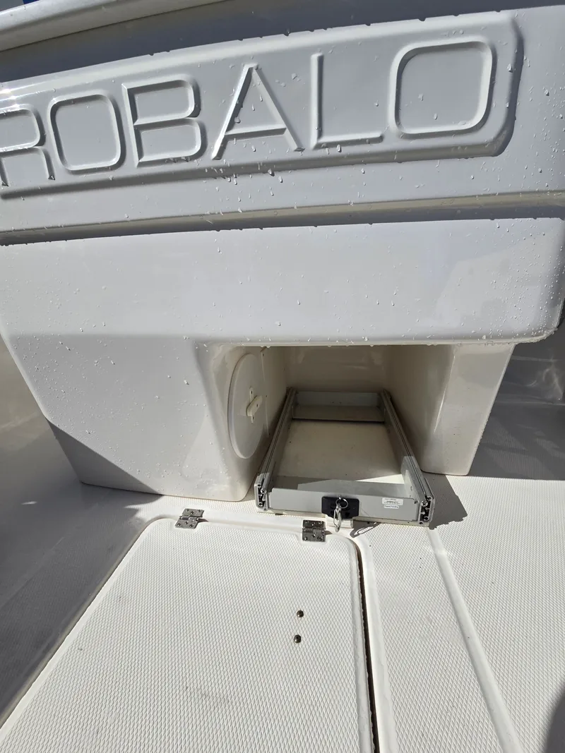 Slide: The Image of Robalo R272 Center Console 2022 with integrated storage compartment. - 24