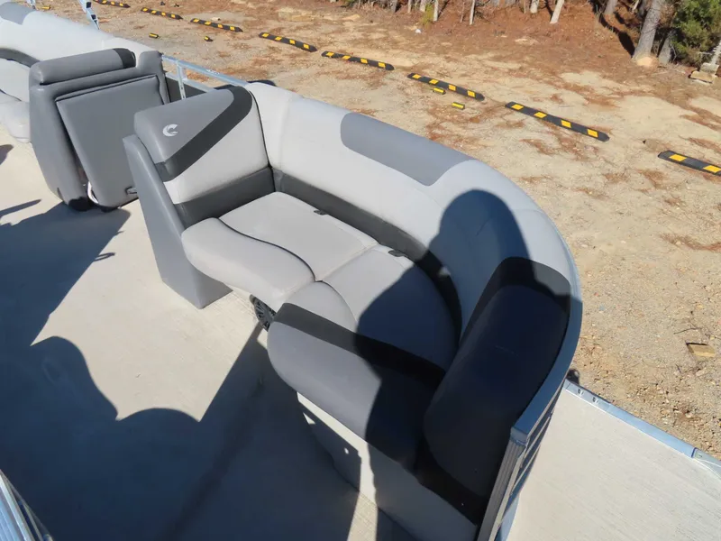 Slide: The Image of Crestliner 220 RALLY 2019 - 10