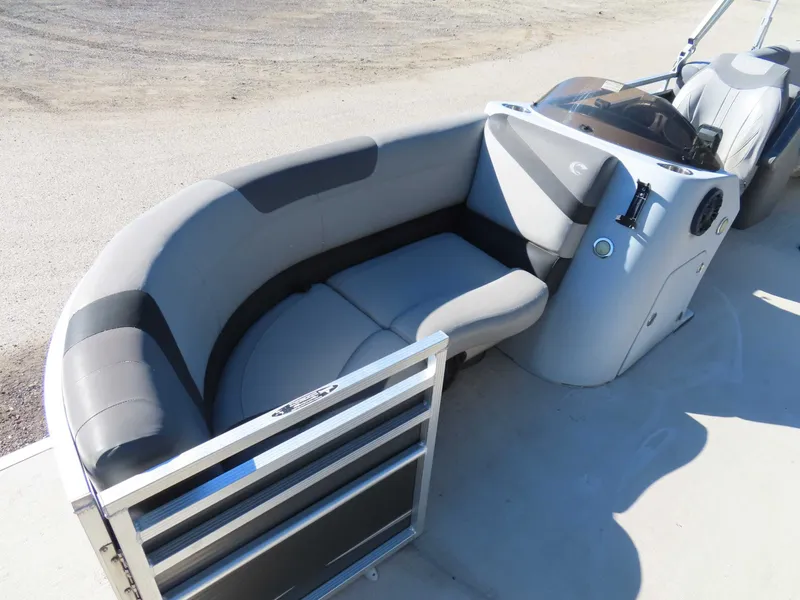 Slide: The Image of Crestliner 220 RALLY 2019 - 11