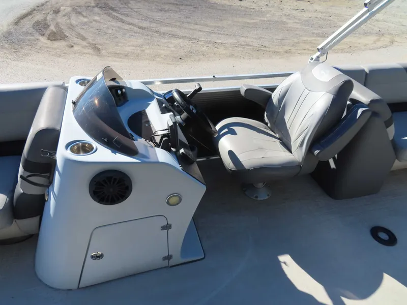 Slide: The Image of Crestliner 220 RALLY 2019 - 14