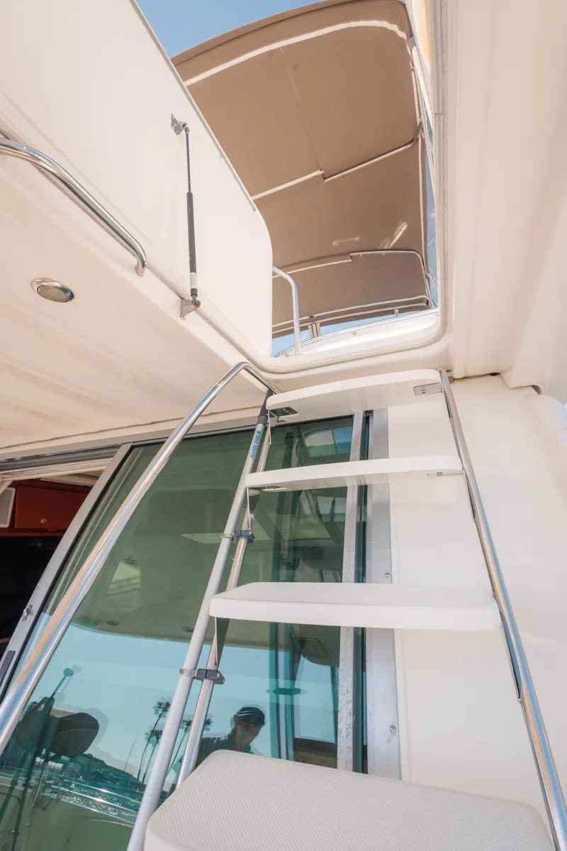 Slide: The Image of Staircase on 1997 Maxum 4600 SCB yacht leading to upper deck. - 42