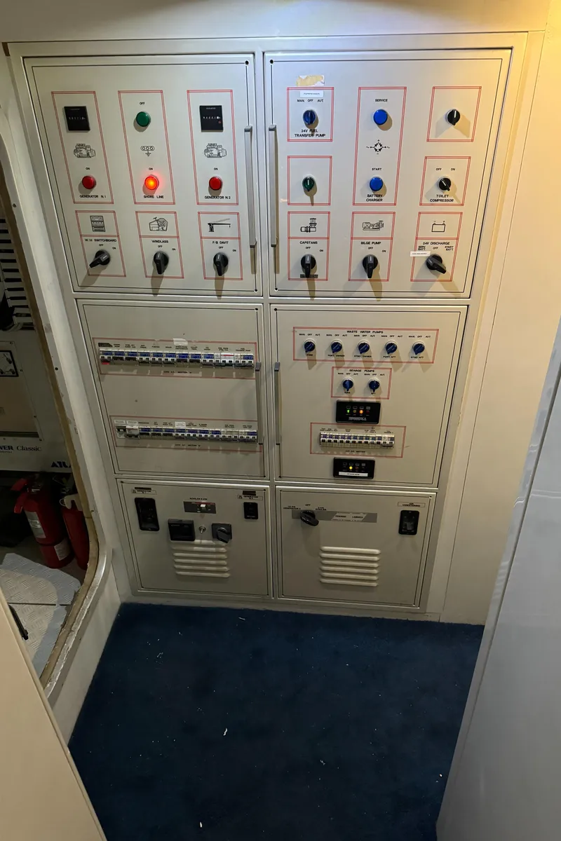 Slide: The Image of Versilcraft Challenger Motor Yacht 1990 - 89