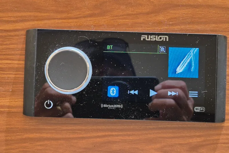Slide: The Image of Fusion audio system with Bluetooth and WiFi on a 2003 Navigator Californian Veneti. - 23