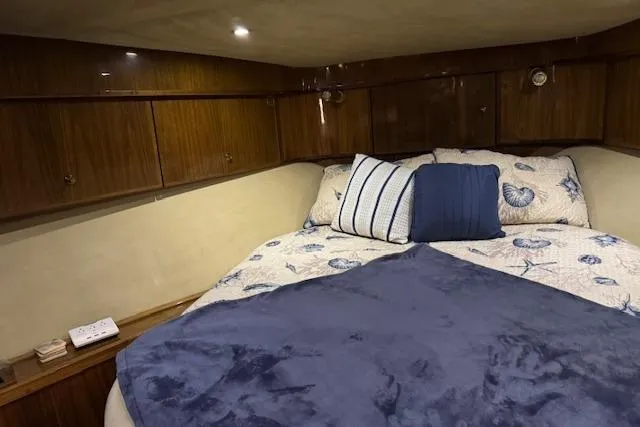 Slide: The Image of Luxurious bedroom in a 2003 Navigator Californian Veneti yacht. - 26