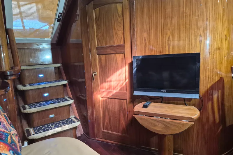 Slide: The Image of Interior of 2003 Navigator Californian Veneti yacht with TV and wooden decor. - 41