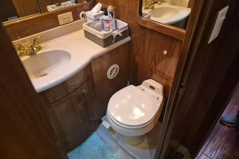 Slide: The Image of Luxurious bathroom in Navigator Californian Veneti 2003 yacht. - 42