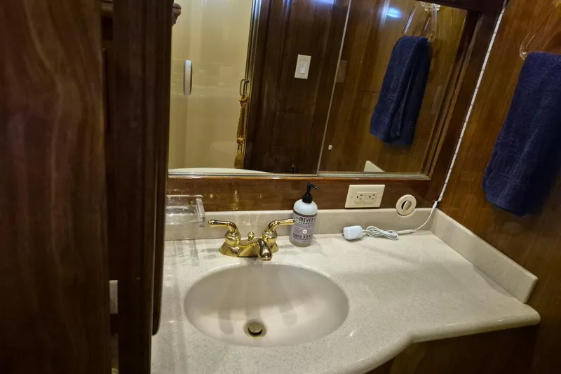 Slide: The Image of Luxurious bathroom in 2003 Navigator Californian Veneti yacht with elegant fixtures. - 44